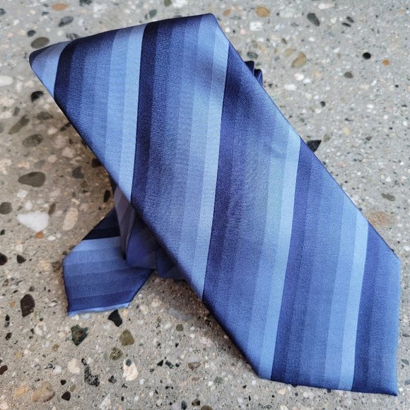 Kenneth Cole Reaction 100% silk Tie - Picture 1 of 3